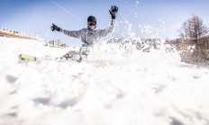 爱游戏体育-英国特技滑雪选手突破记录，速度极快